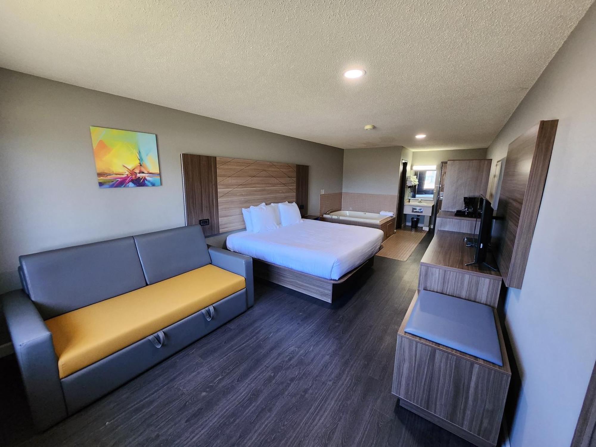 Super 8 By Wyndham Wi Motel